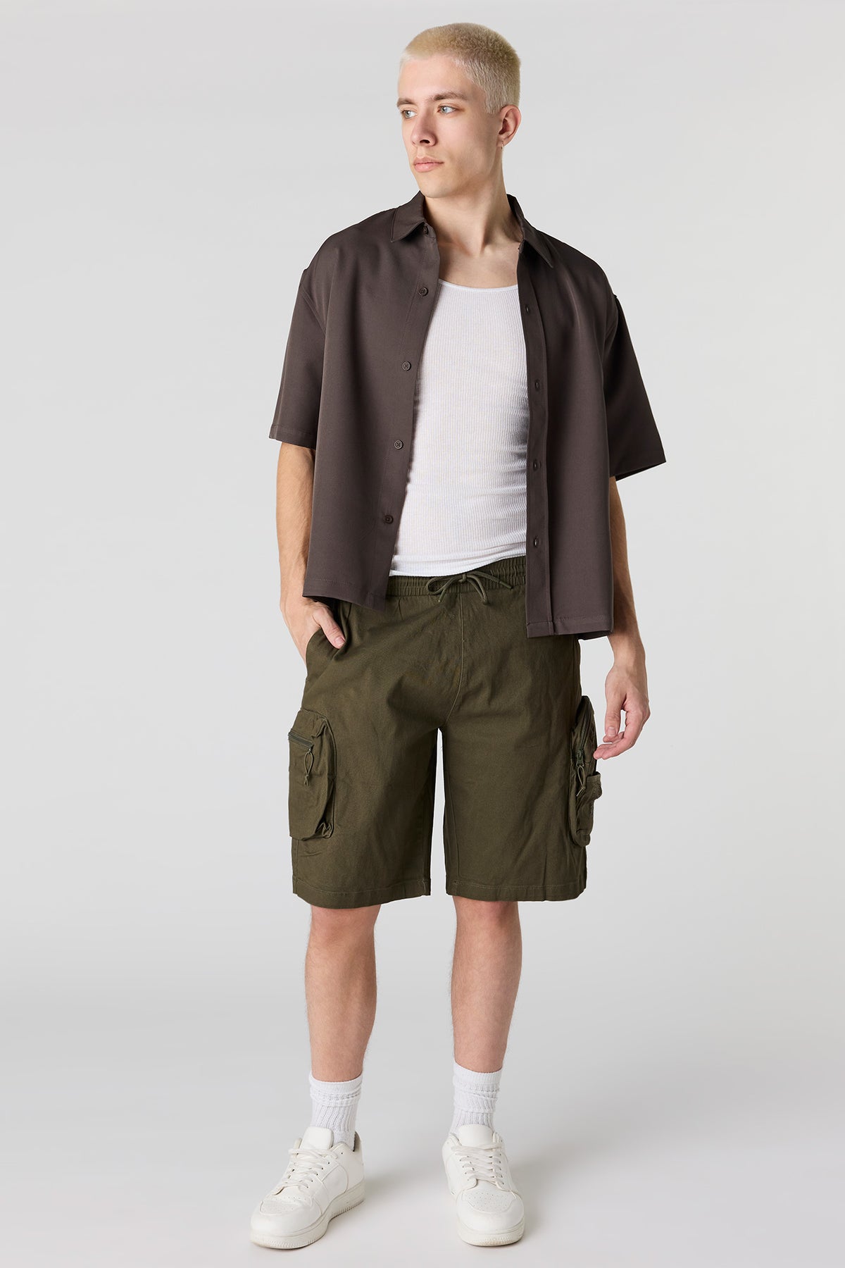 Vue alternative 2. Short cargo à taille coulissante