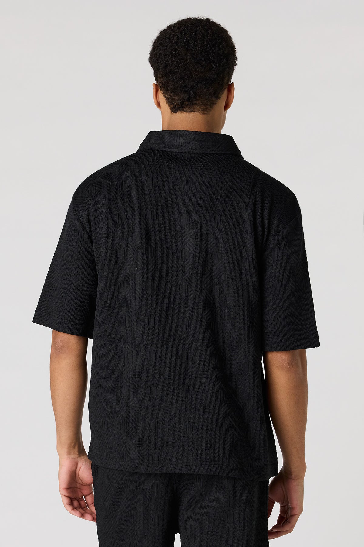 Vue alternative 2. Haut boutonné texturé avec col