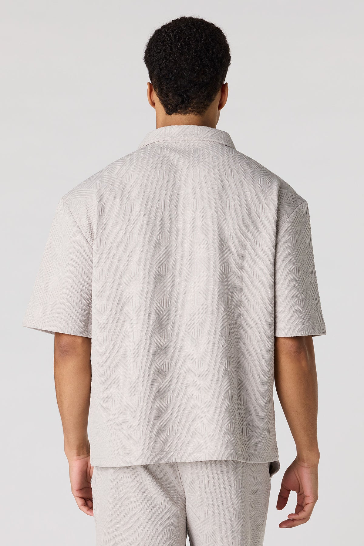 Vue alternative 2. Haut boutonné texturé avec col