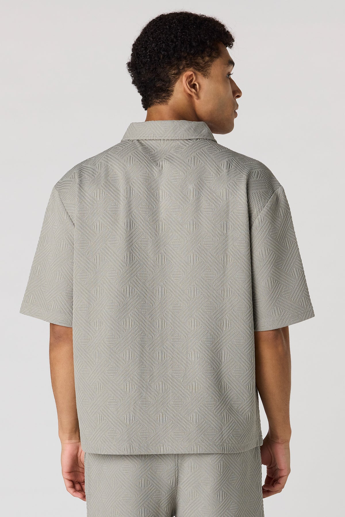 Vue alternative 2. Haut boutonné texturé avec col