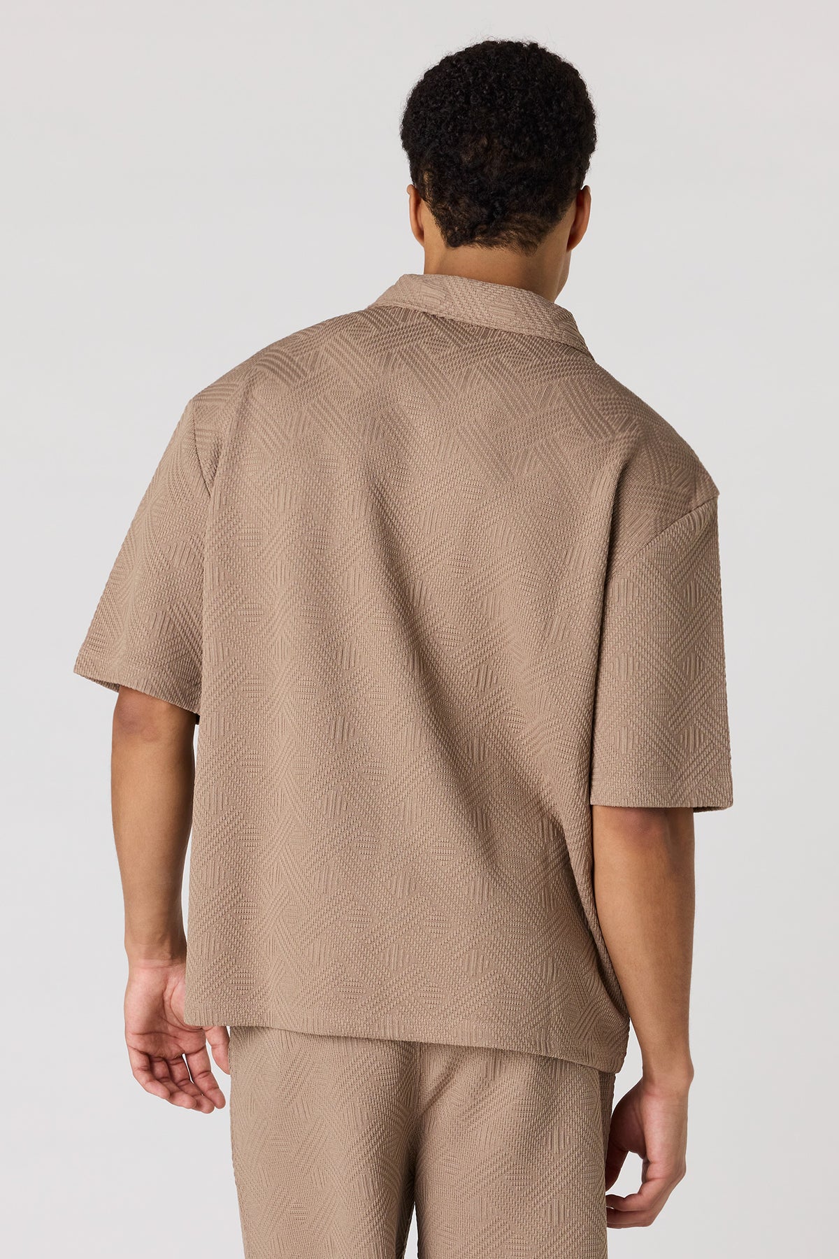Vue alternative 2. Haut boutonné texturé avec col