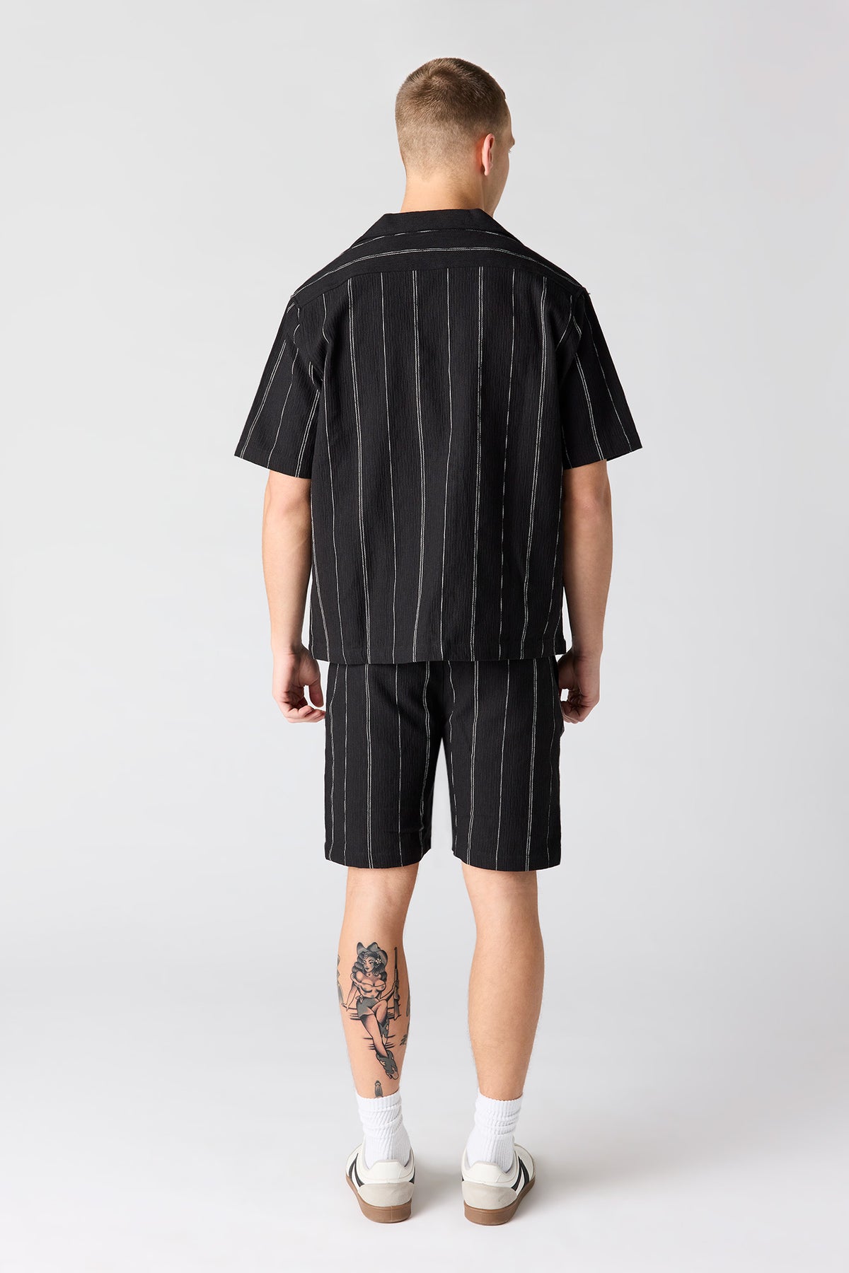 Alt View 3. Textured Striped Drawstring Short - Black