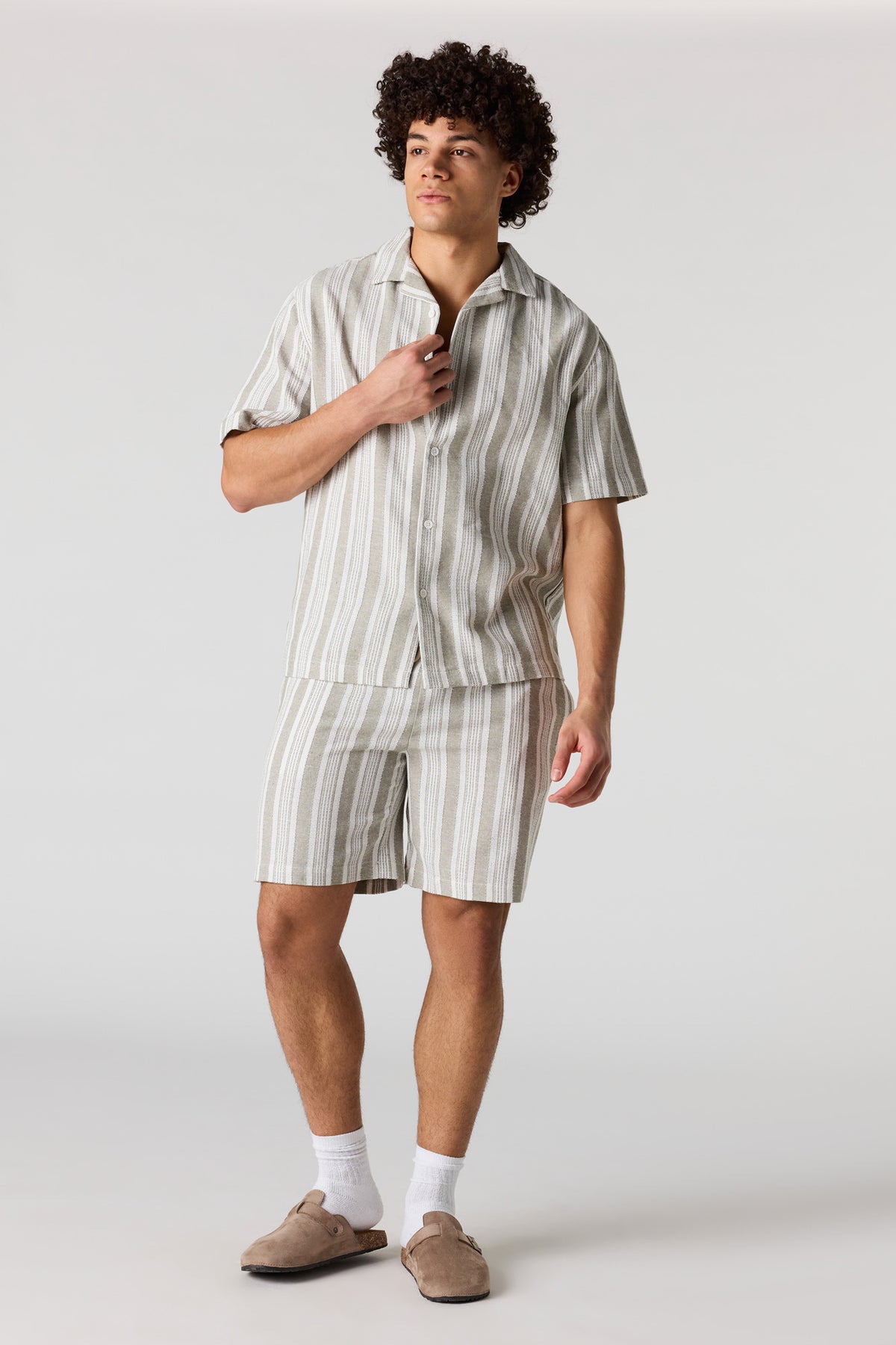 Vue alternative 2. Short texturé rayé à taille coulissante