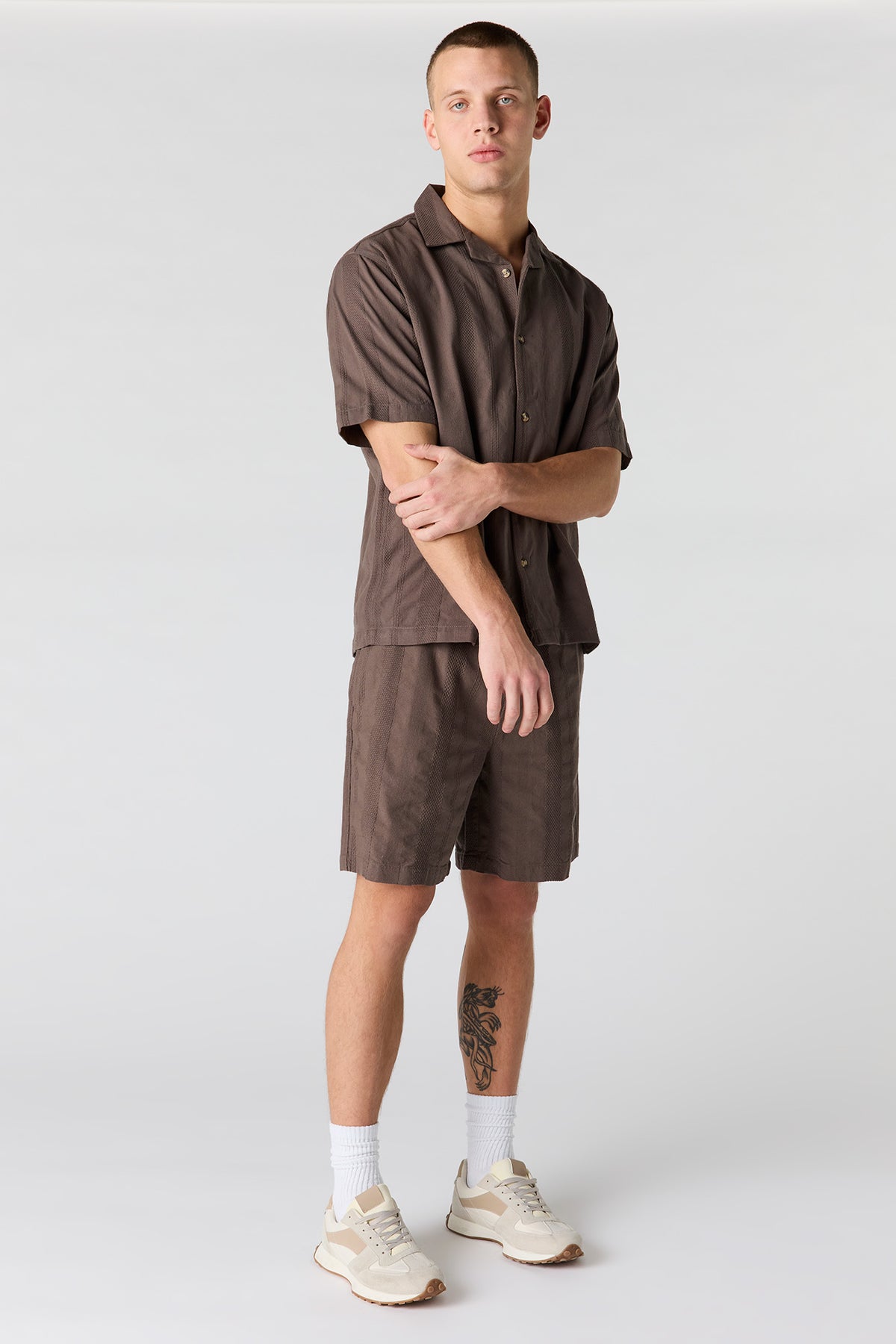 Vue alternative 2. Short texturé à taille coulissante