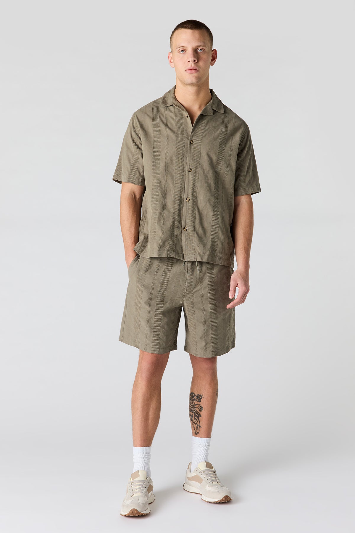 Vue alternative 2. Short texturé à taille coulissante