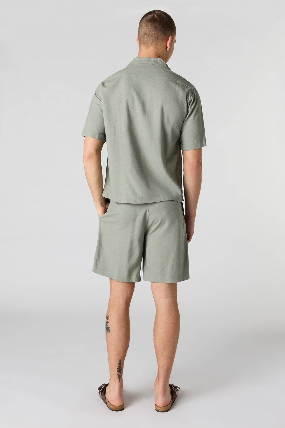 Vue alternative 3. Short en mélange de lin à taille coulissante