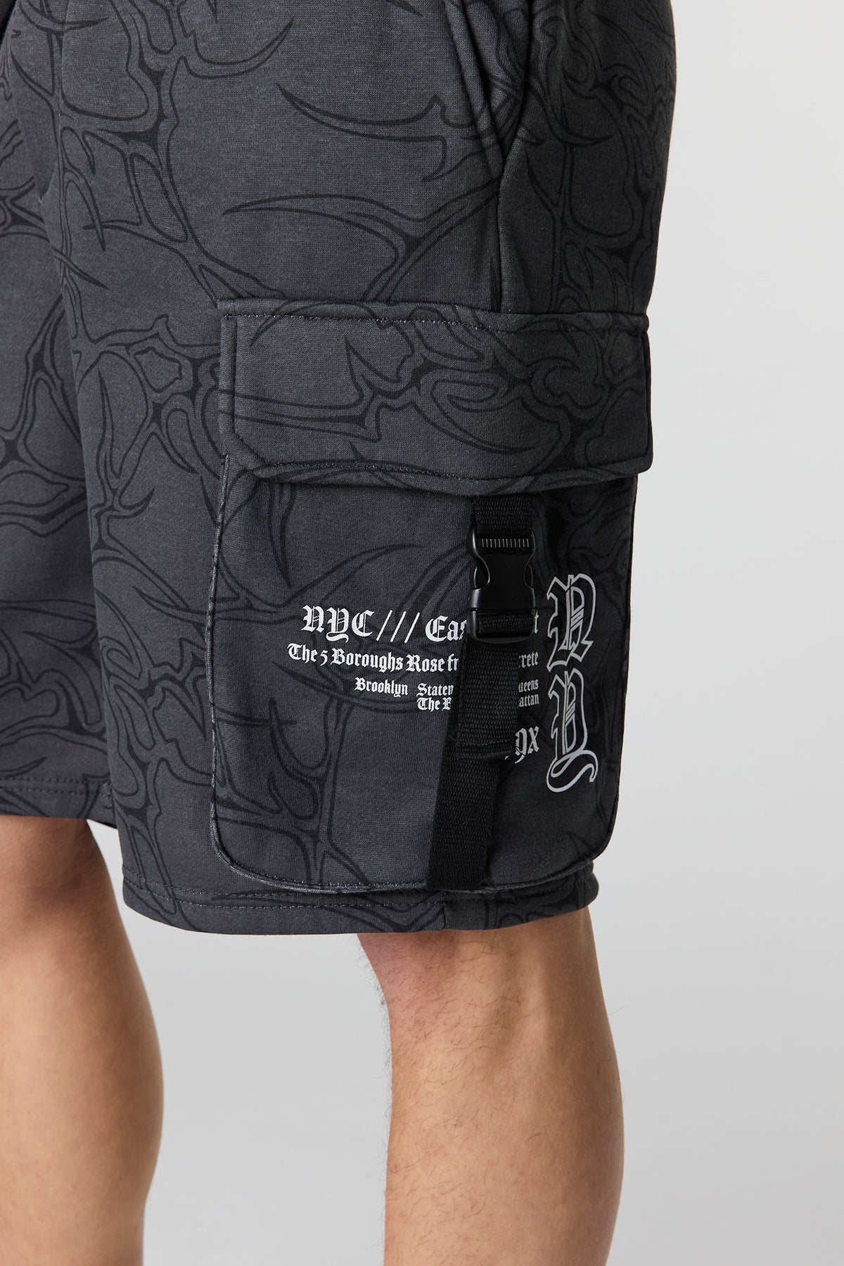 Vue alternative 4. Short cargo en molleton imprimé