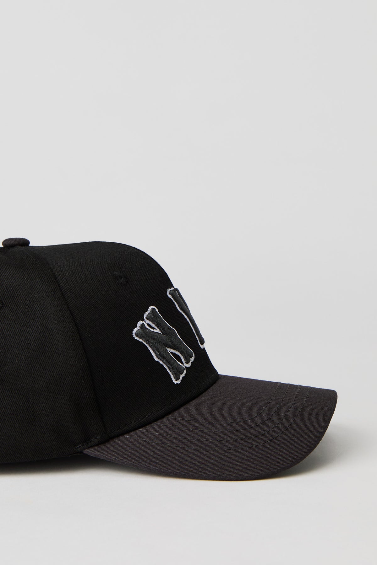 Vue alternative 2. Casquette de baseball avec motif brodé City