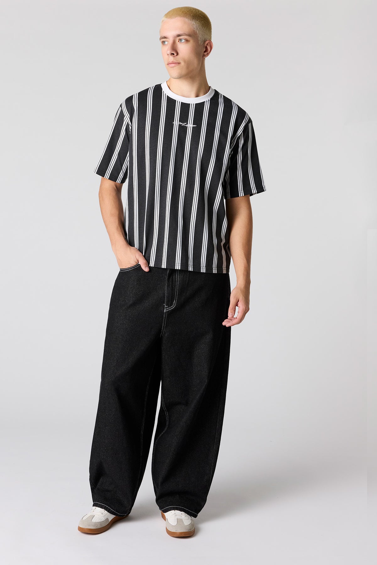 Vue alternative 3. T-shirt rayé avec motif brodé Malibu