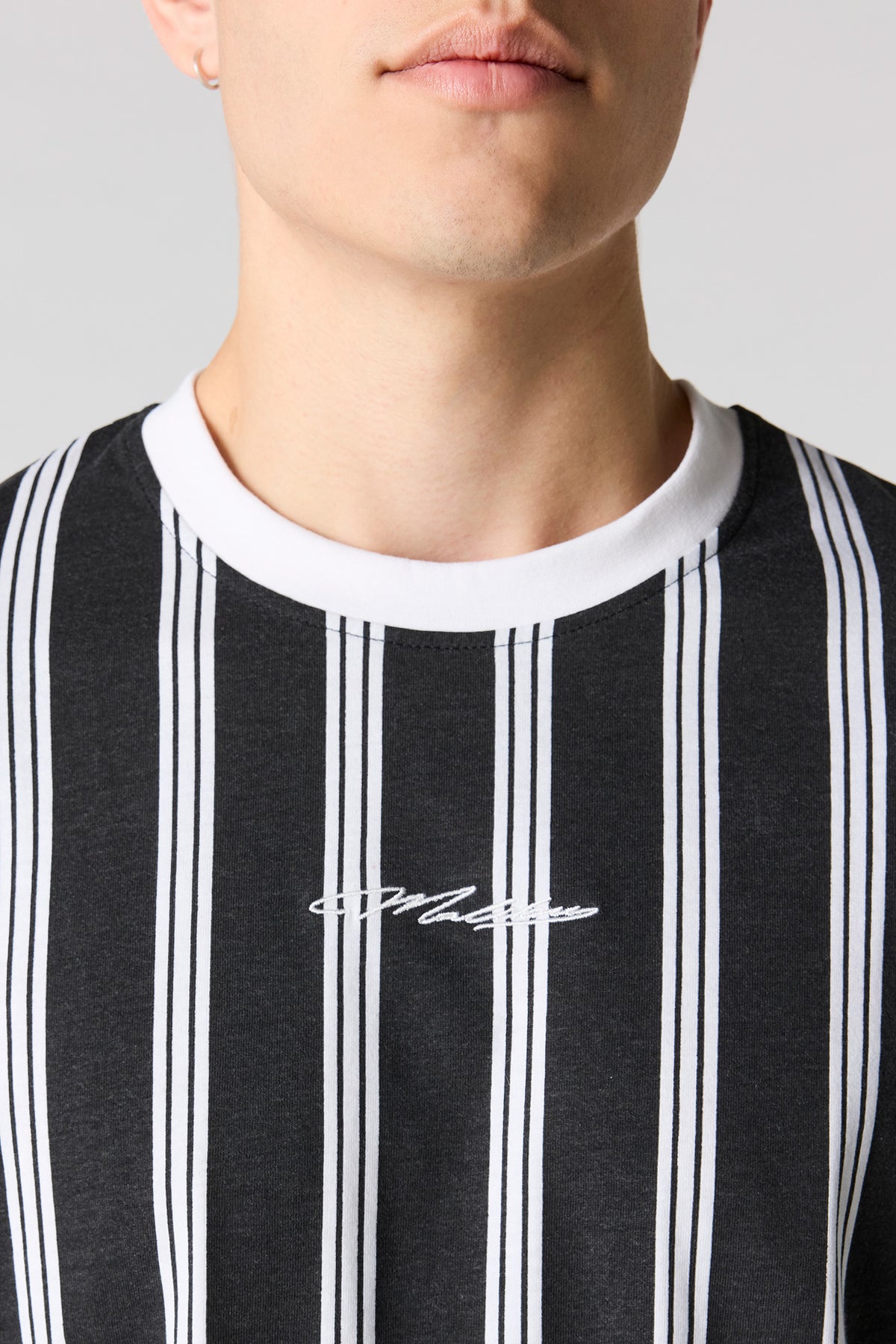 Vue alternative 4. T-shirt rayé avec motif brodé Malibu