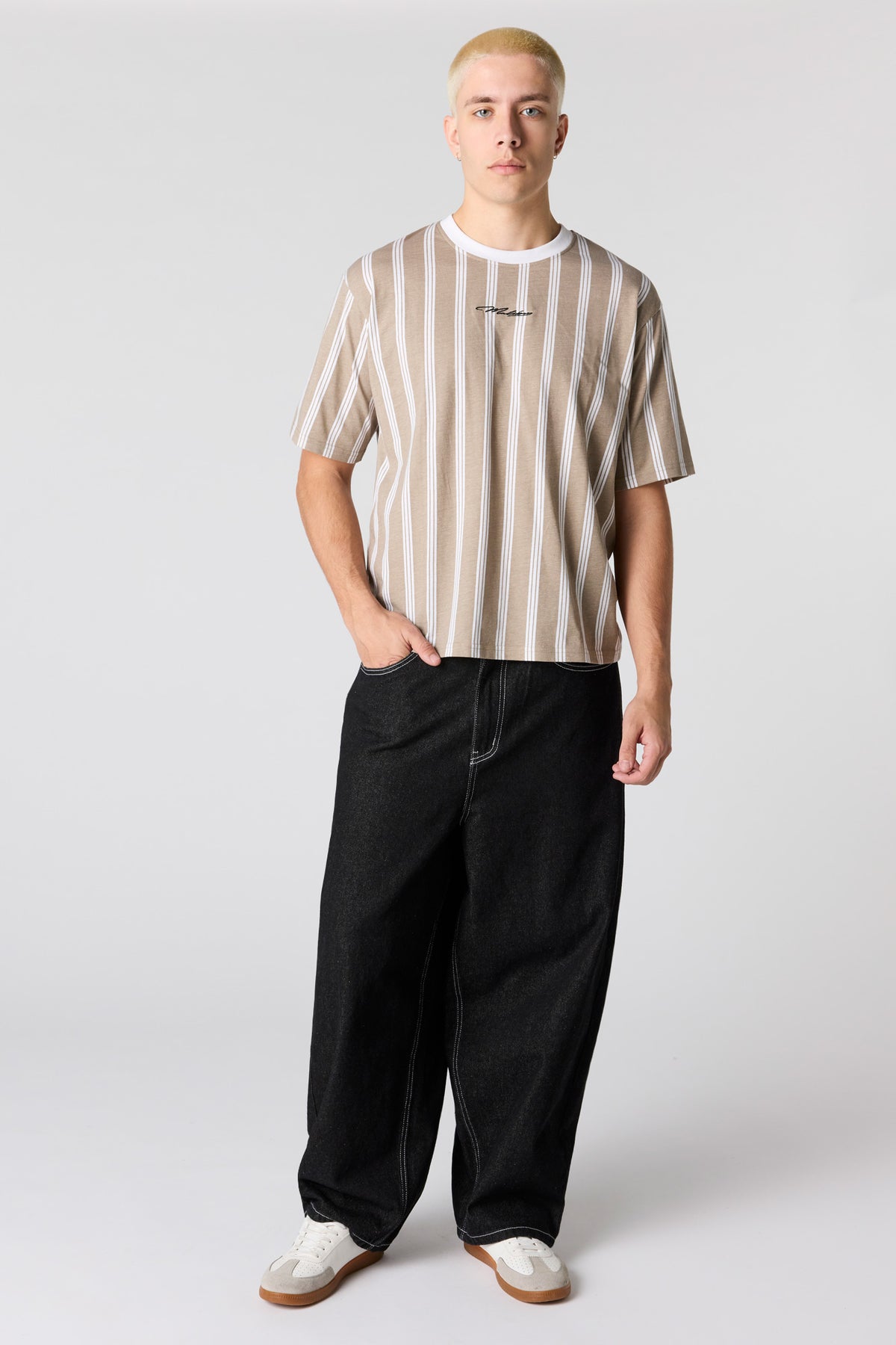 Vue alternative 3. T-shirt rayé avec motif brodé Malibu