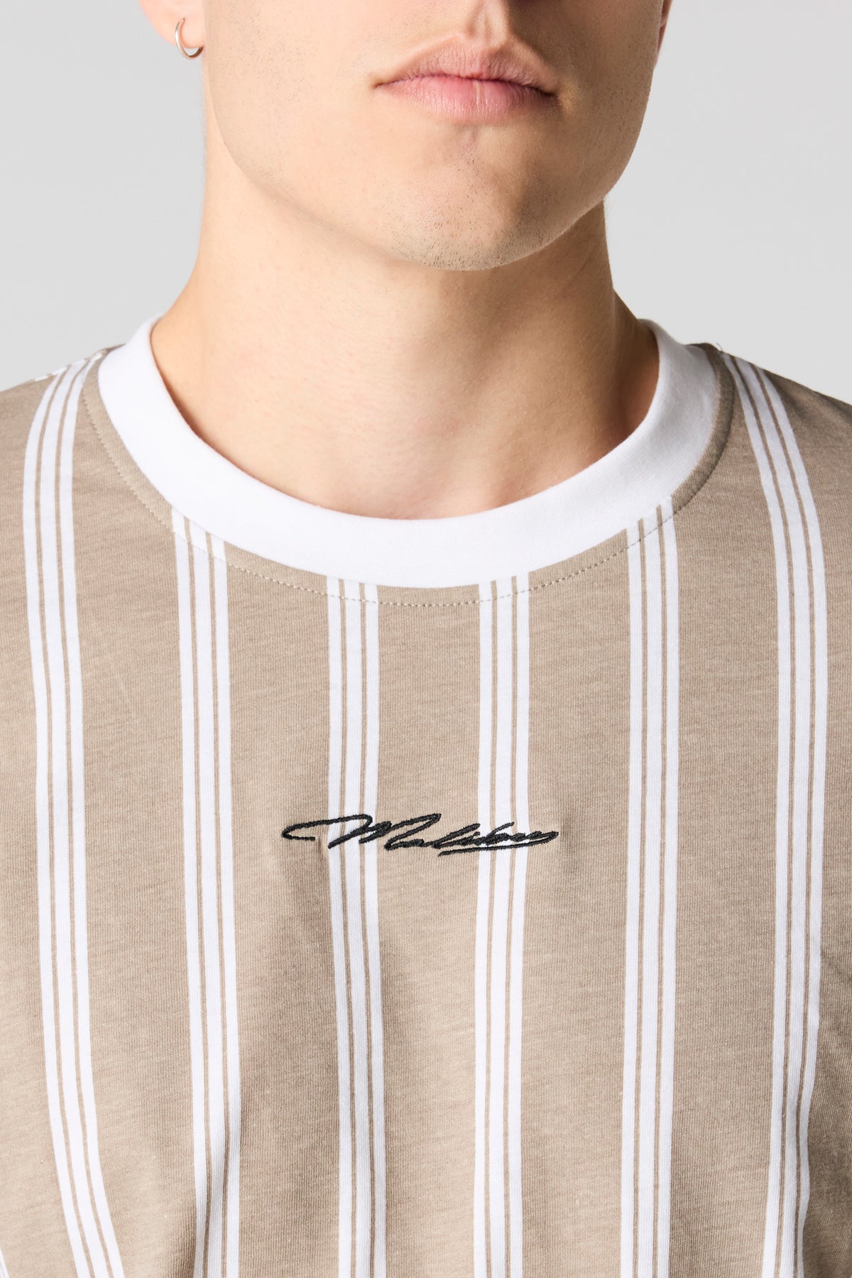 Vue alternative 4. T-shirt rayé avec motif brodé Malibu