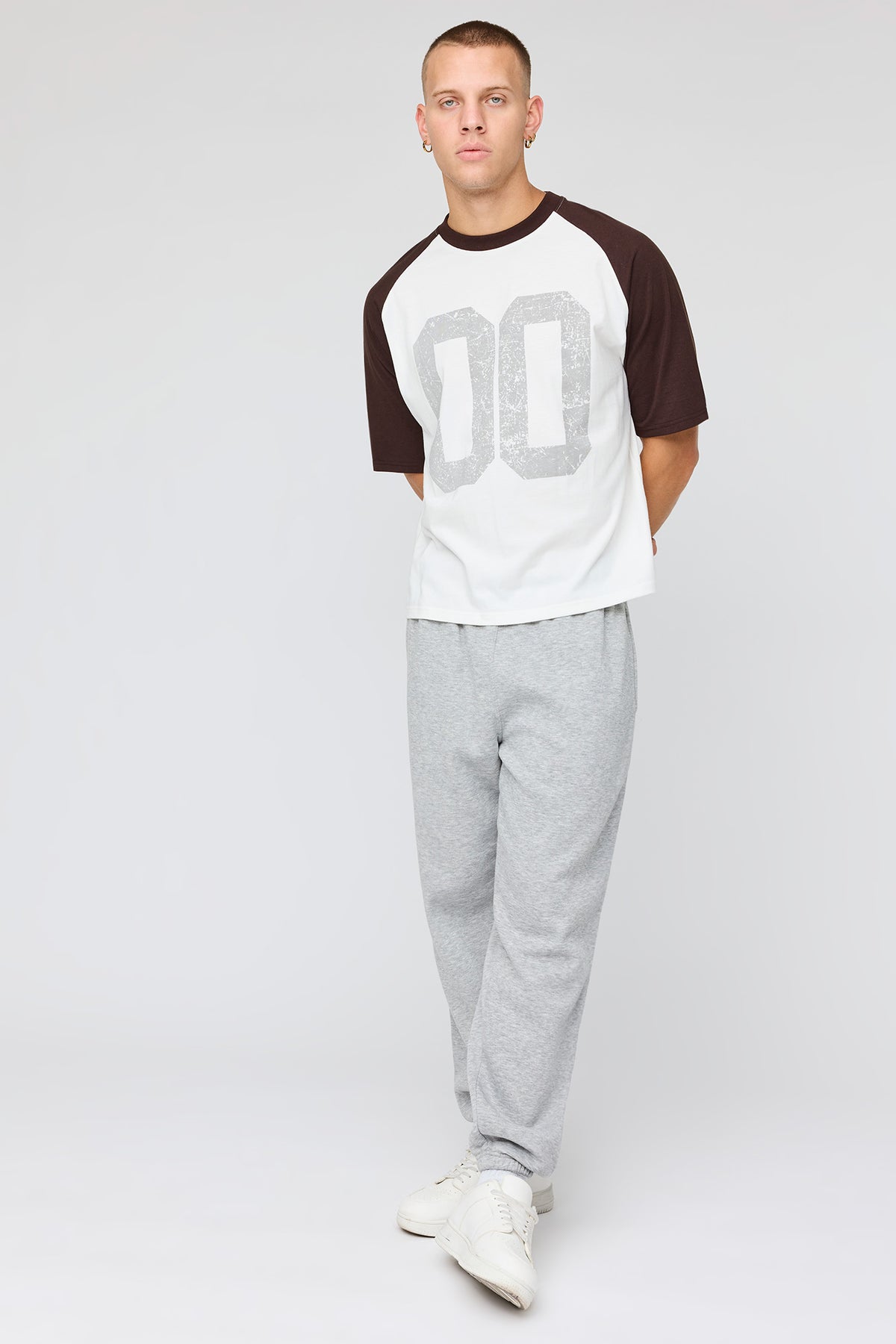 Alt View 3. Graphic Raglan T-Shirt - Brown
