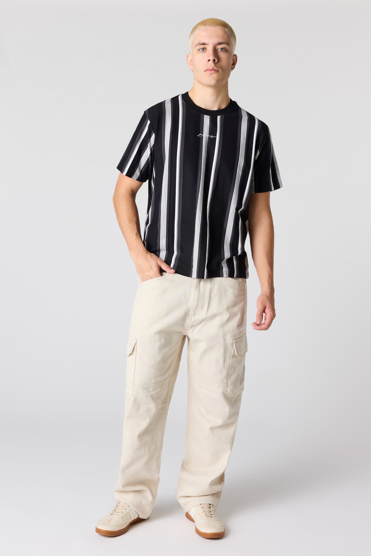 Vue alternative 3. T-shirt rayé avec motif brodé Destination