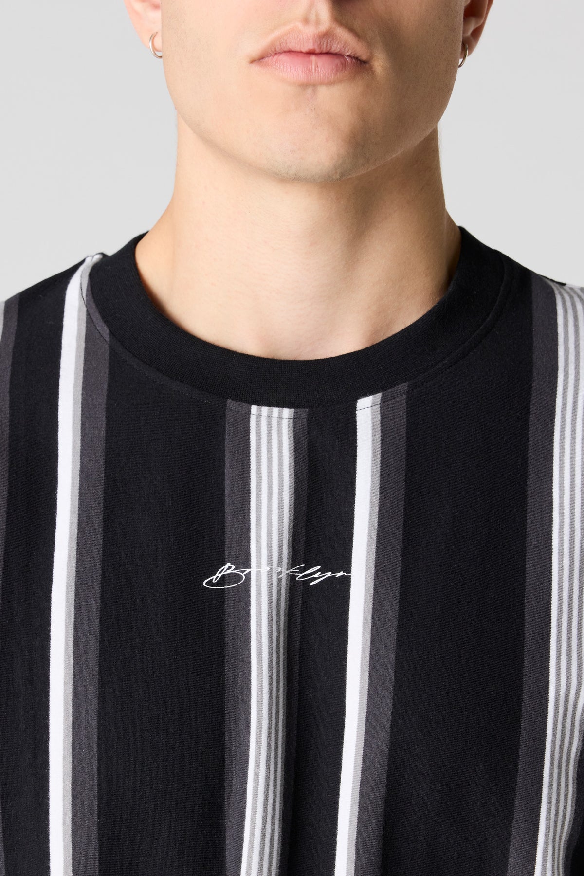 Vue alternative 4. T-shirt rayé avec motif brodé Destination