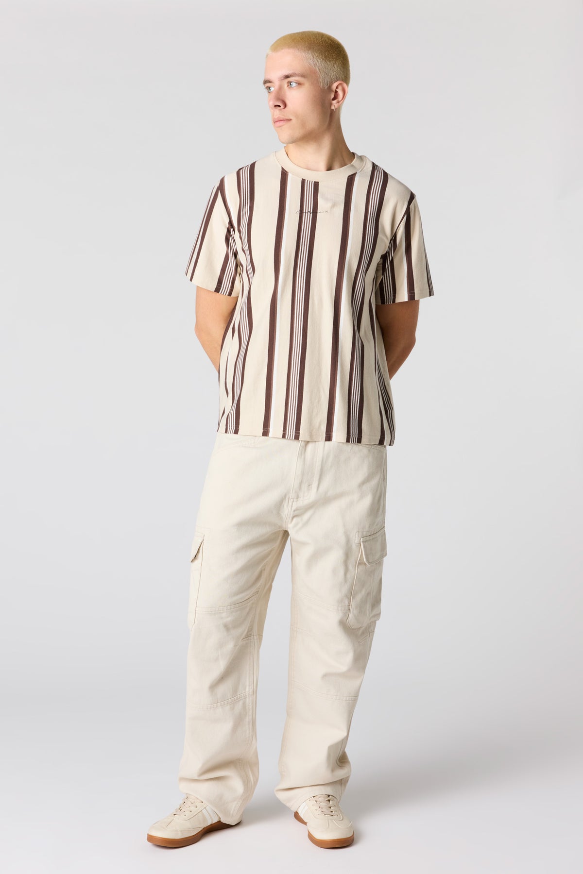 Vue alternative 3. T-shirt rayé avec motif brodé Destination