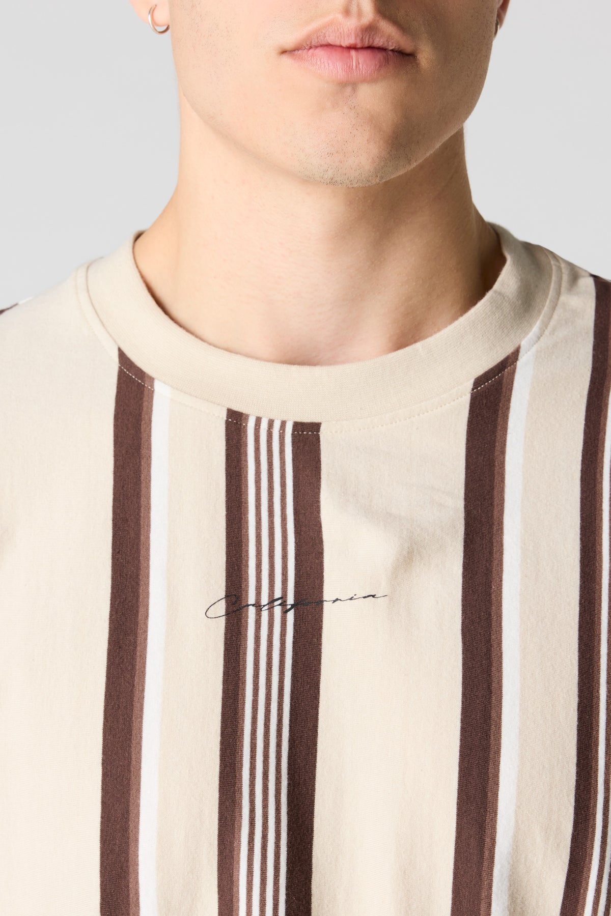 Vue alternative 4. T-shirt rayé avec motif brodé Destination