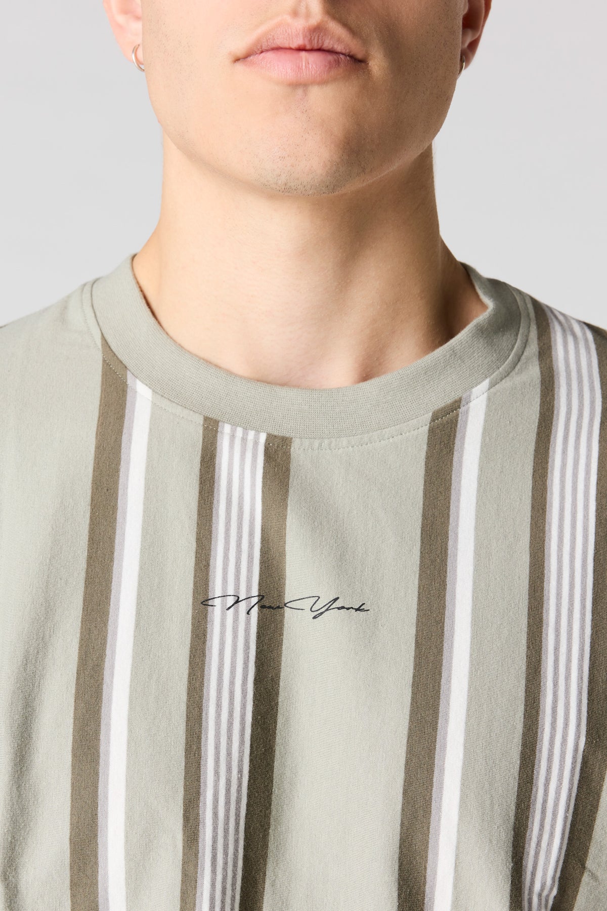 Vue alternative 4. T-shirt rayé avec motif brodé Destination