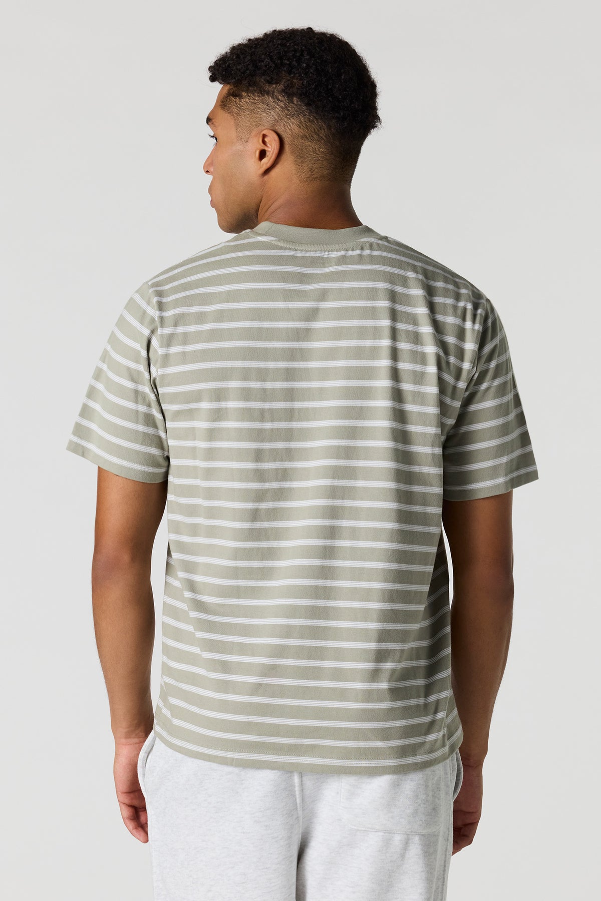 Vue alternative 2. T-shirt rayé