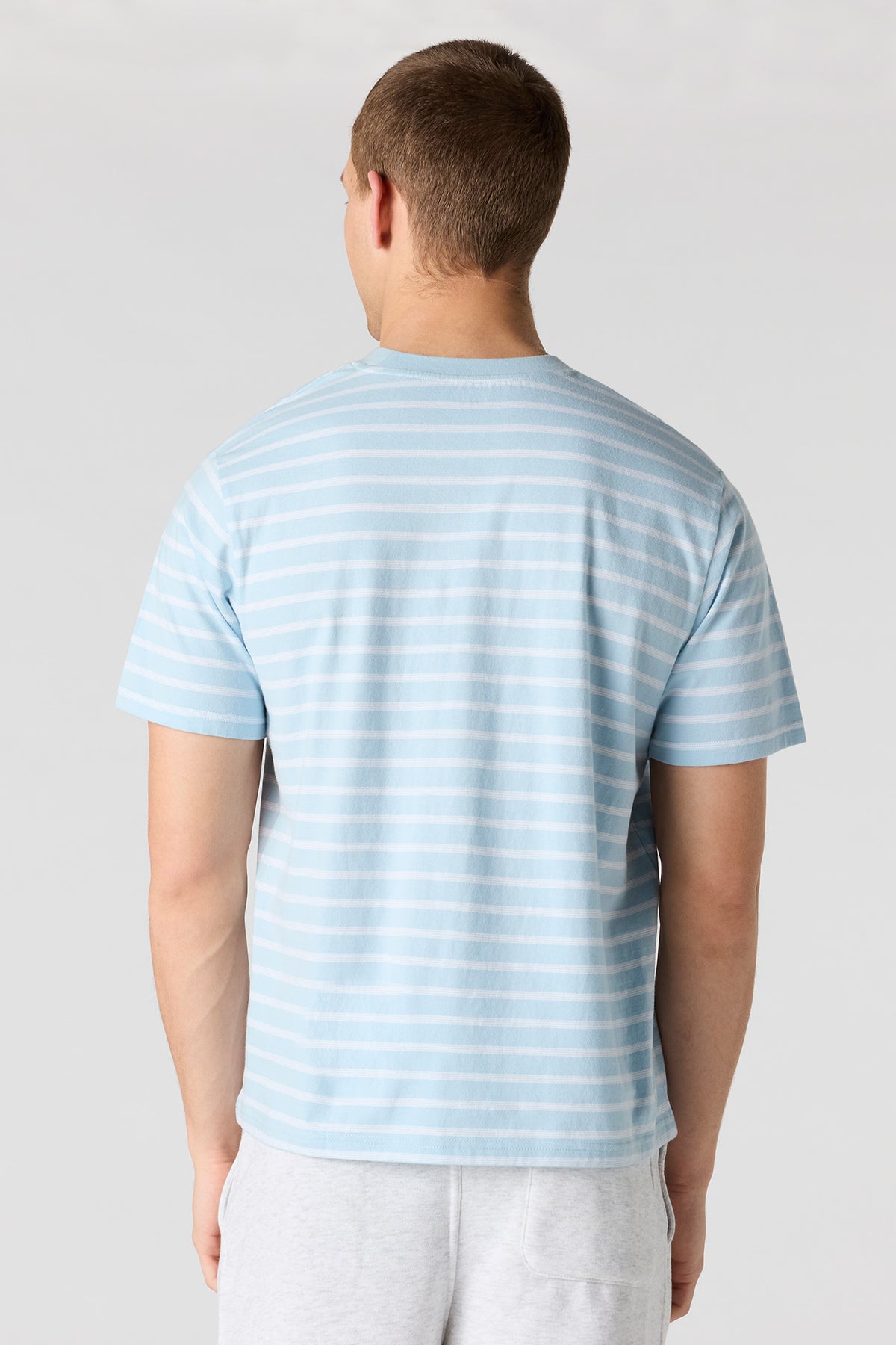 Vue alternative 2. T-shirt rayé