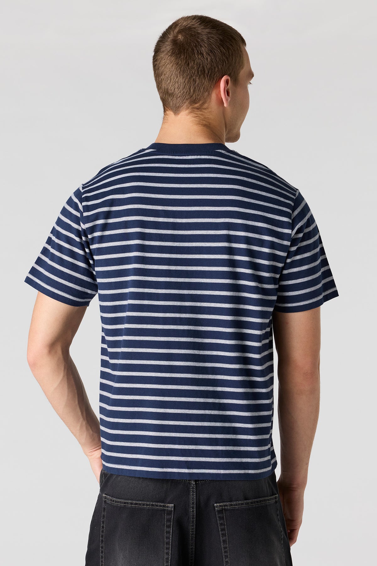 Vue alternative 2. T-shirt rayé