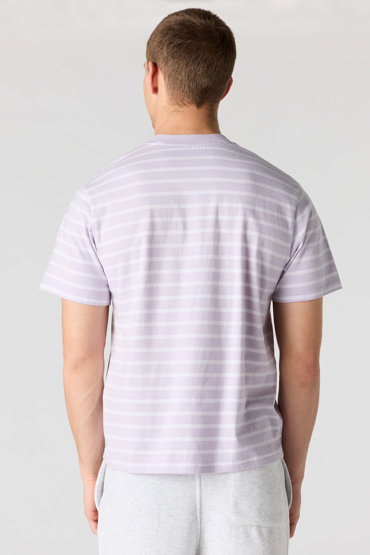 Vue alternative 2. T-shirt rayé
