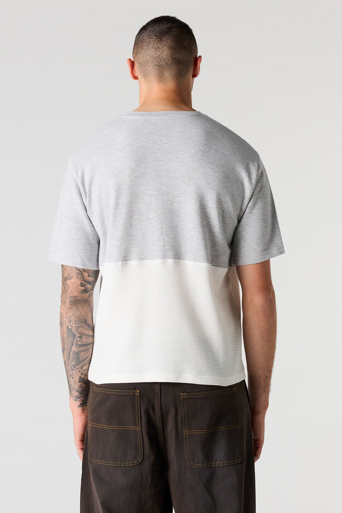 Vue alternative 2. T-shirt côtelé avec blocs de couleurs