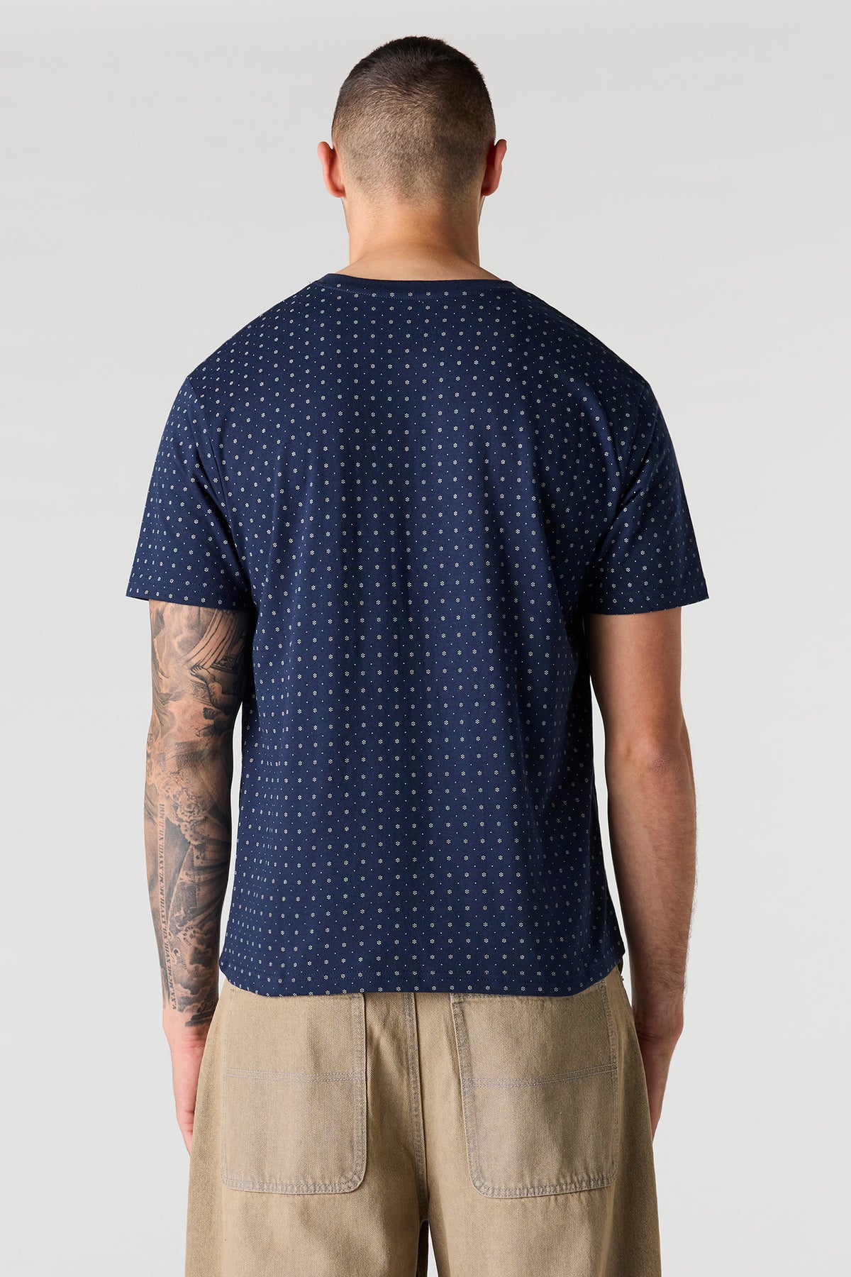 Vue alternative 2. T-shirt Henley imprimé