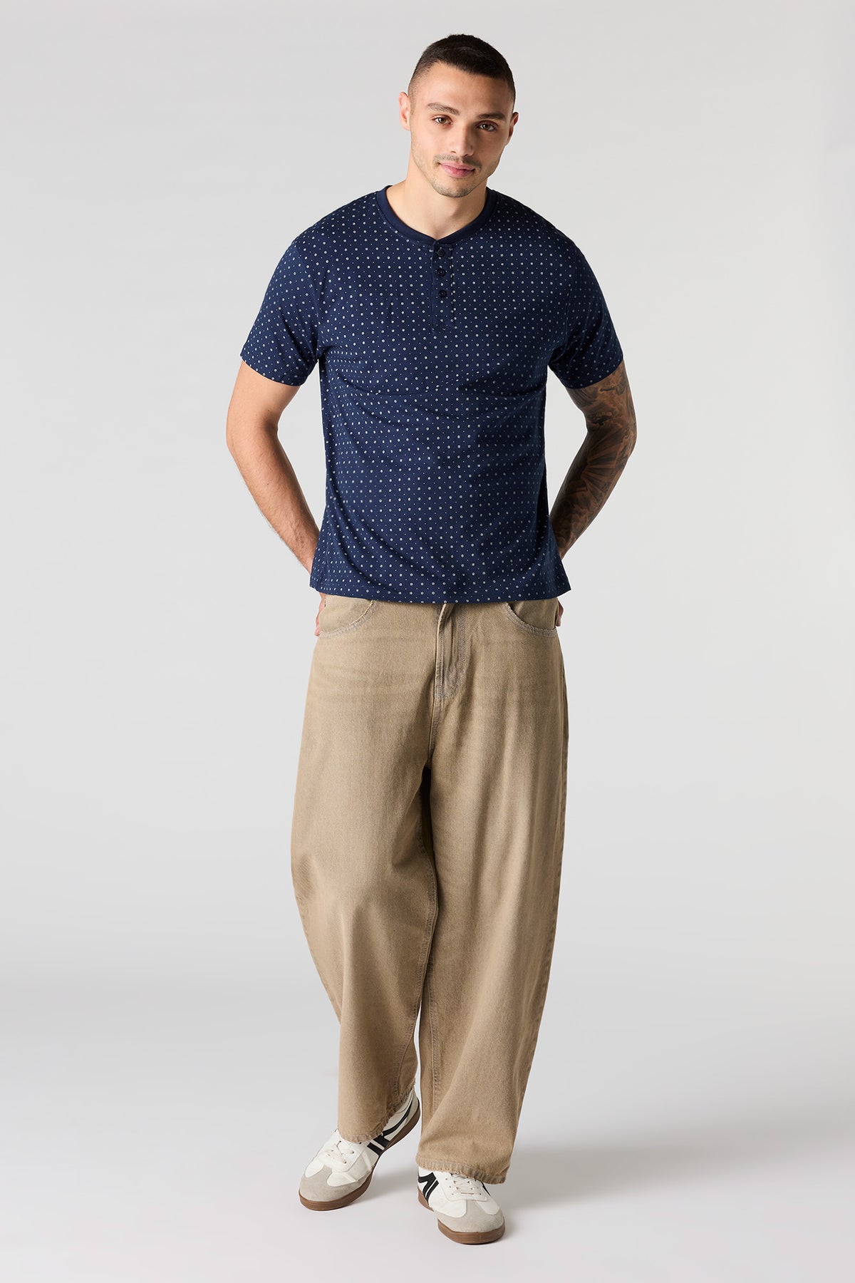 Vue alternative 3. T-shirt Henley imprimé