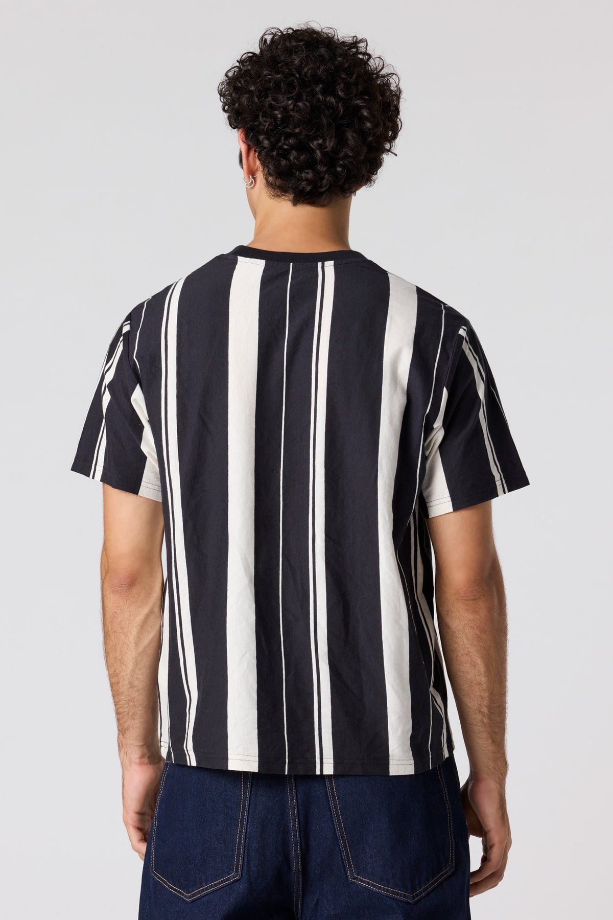 Vue alternative 2. T-shirt à rayures verticales