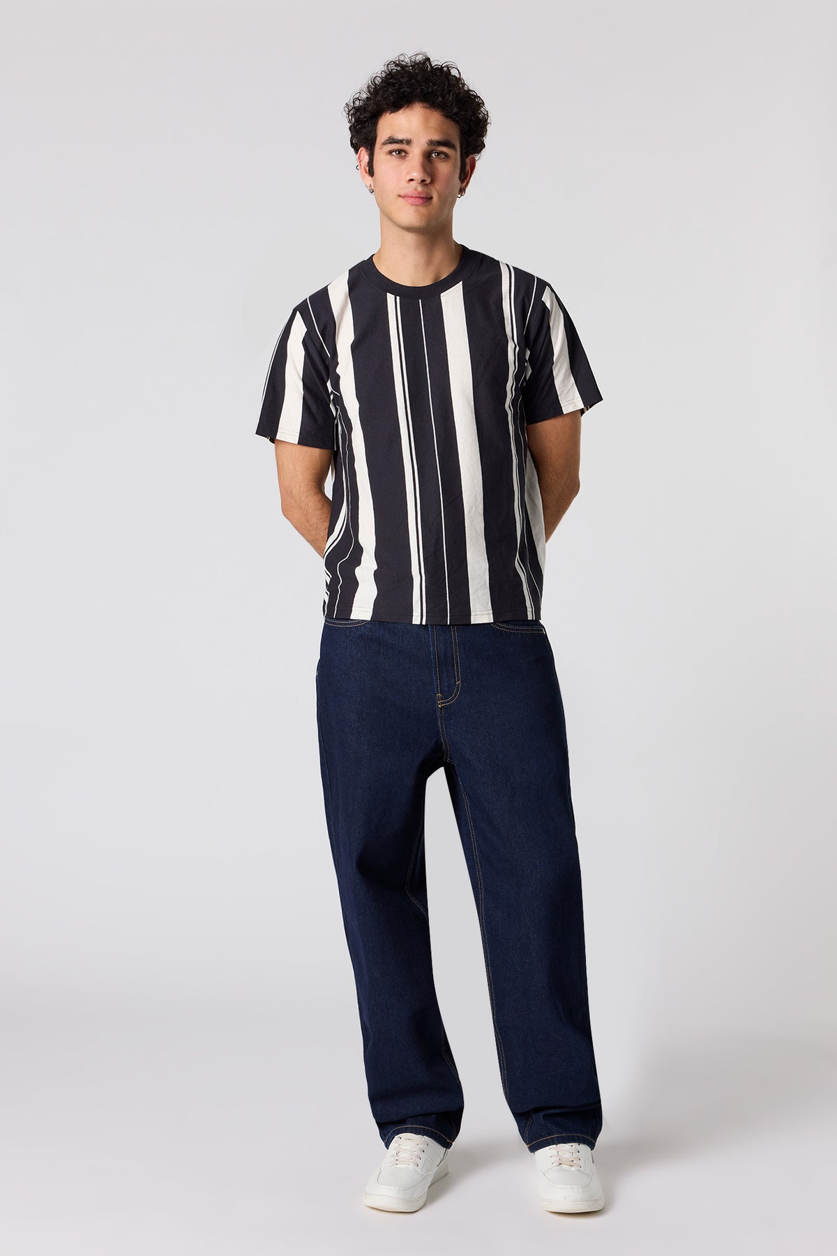 Vue alternative 3. T-shirt à rayures verticales