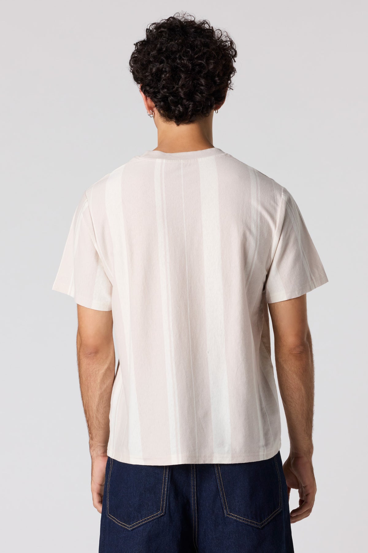 Vue alternative 2. T-shirt à rayures verticales