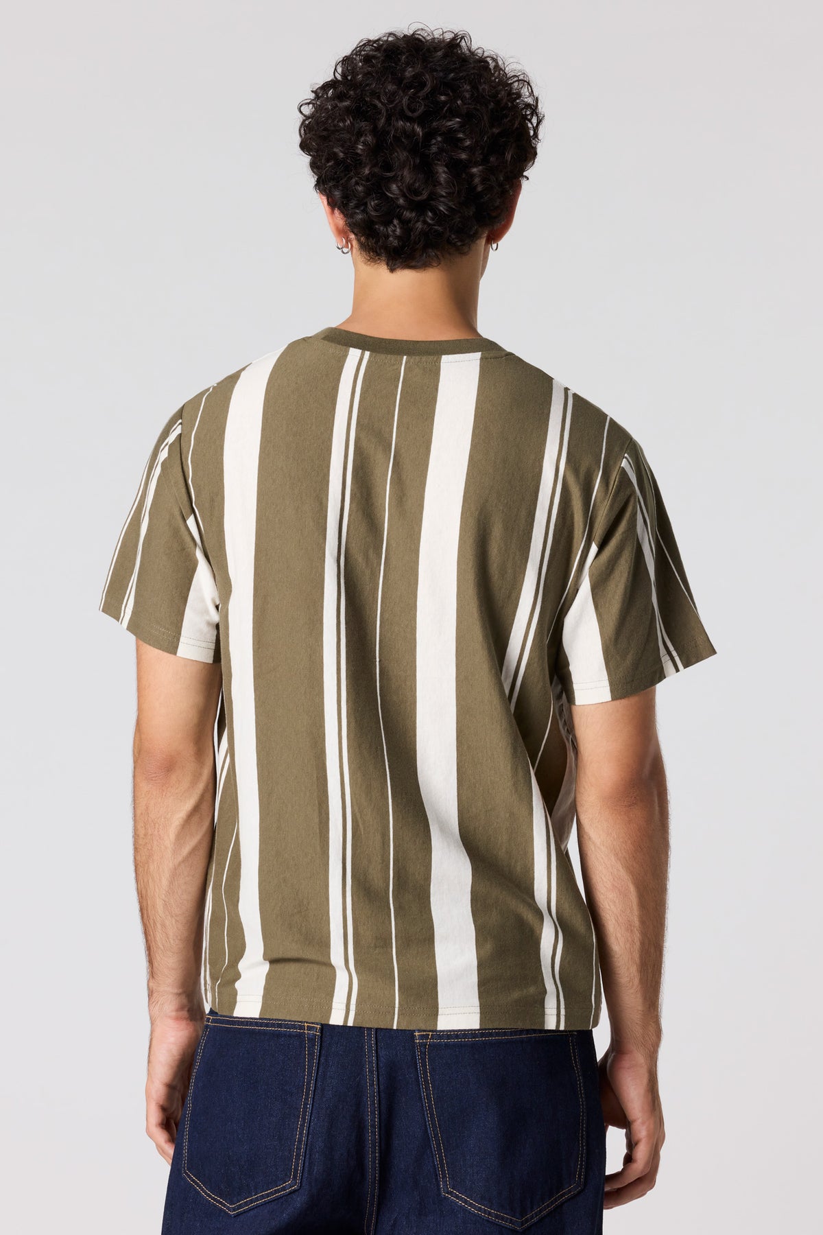 Vue alternative 2. T-shirt à rayures verticales