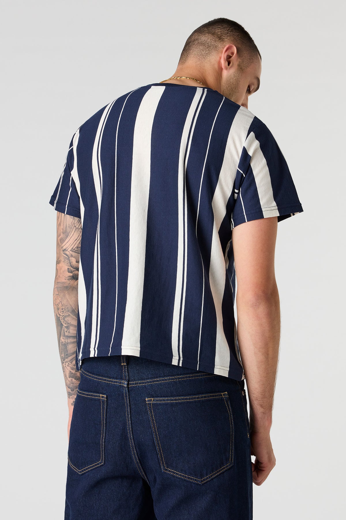 Vue alternative 2. T-shirt à rayures verticales