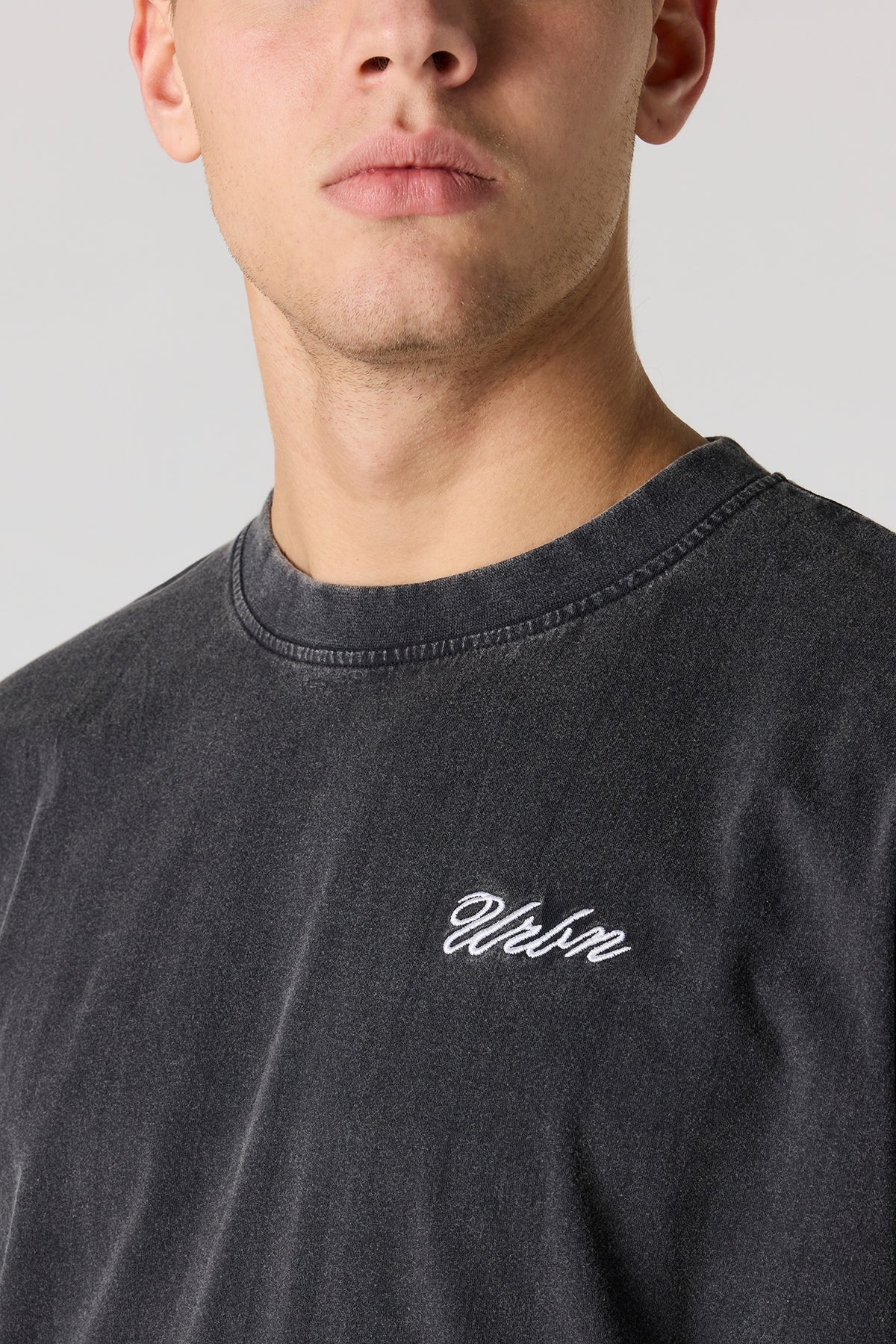 Vue alternative 4. T-shirt décontracté délavé brodé