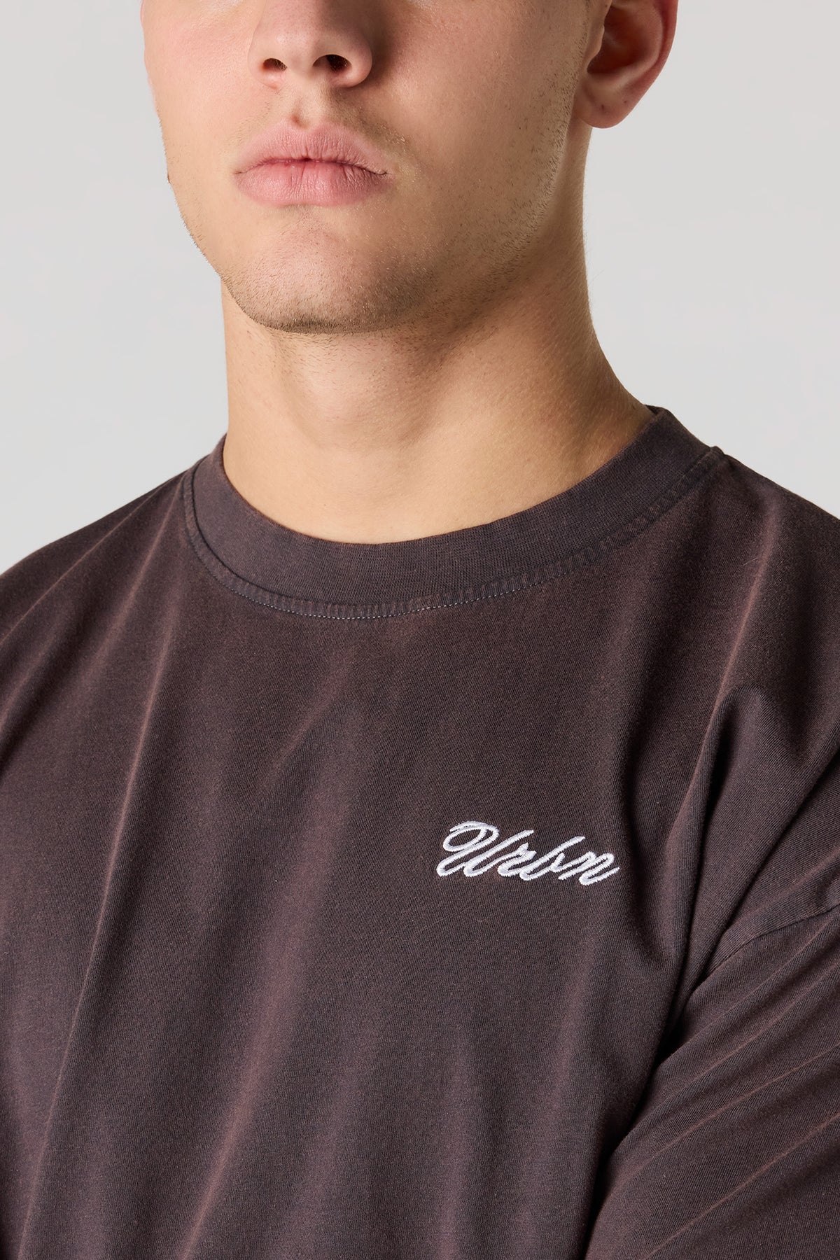 Vue alternative 4. T-shirt décontracté délavé brodé