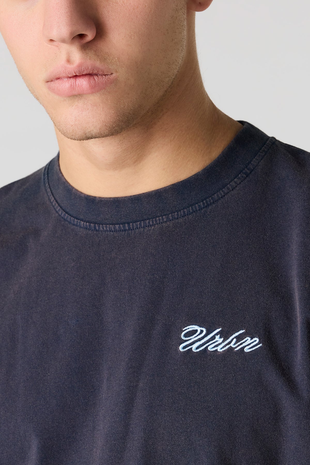 Vue alternative 4. T-shirt décontracté délavé brodé