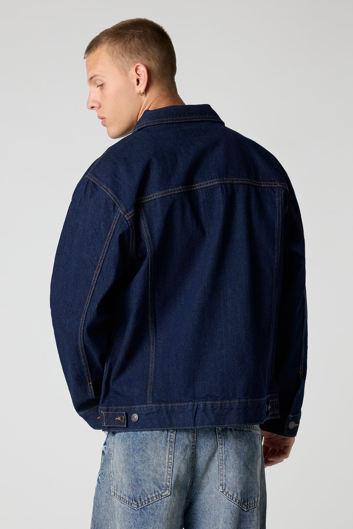 Vue alternative 2. Blouson de camionneur décontracté en denim