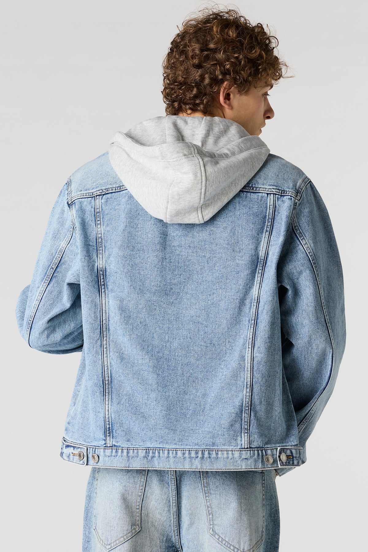 Vue alternative 2. Haut en denim à capuchon en molleton
