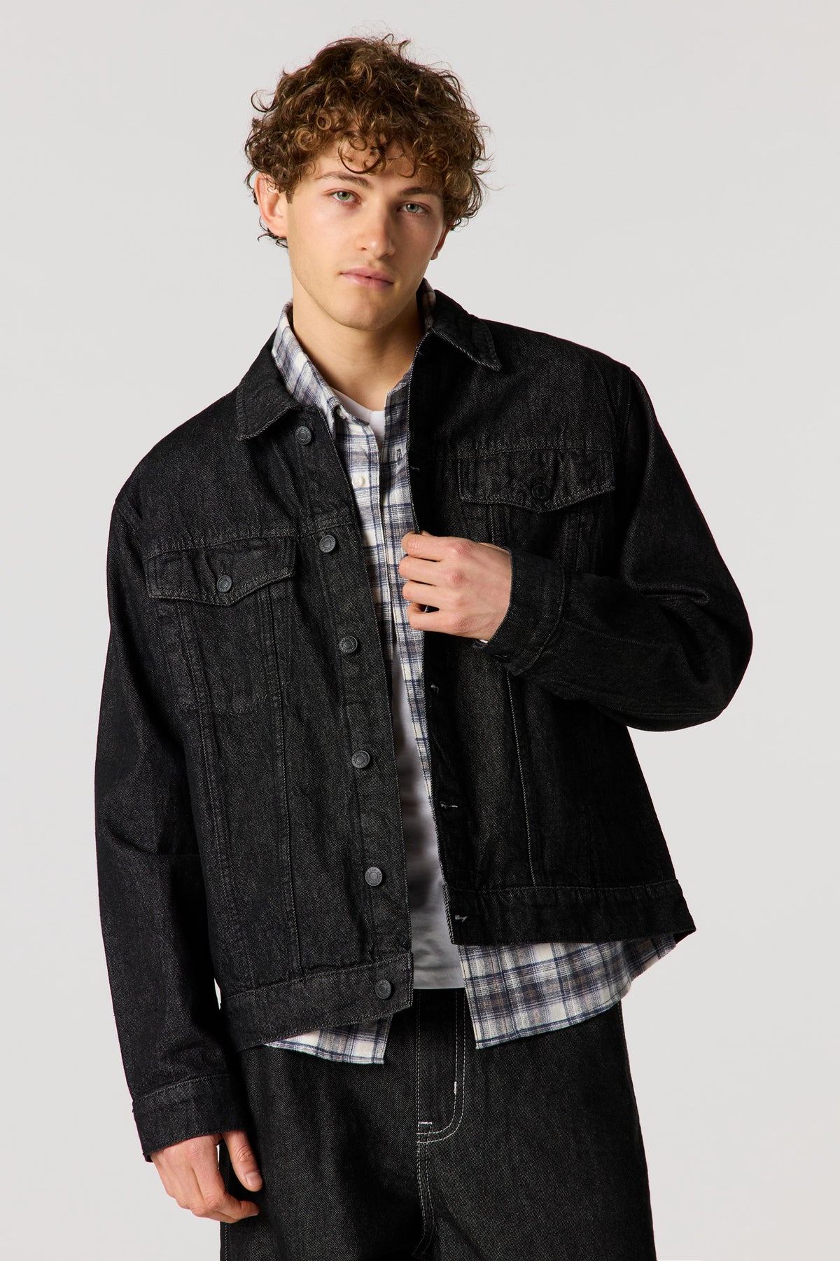 Alt View 4. Black Rinse Trucker Denim Jacket - Pure Black