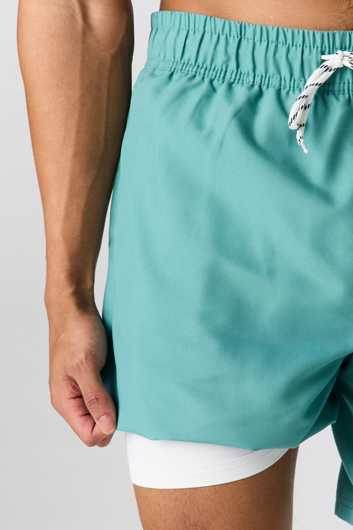 Vue alternative 4. Short de baignade uni à taille coulissante