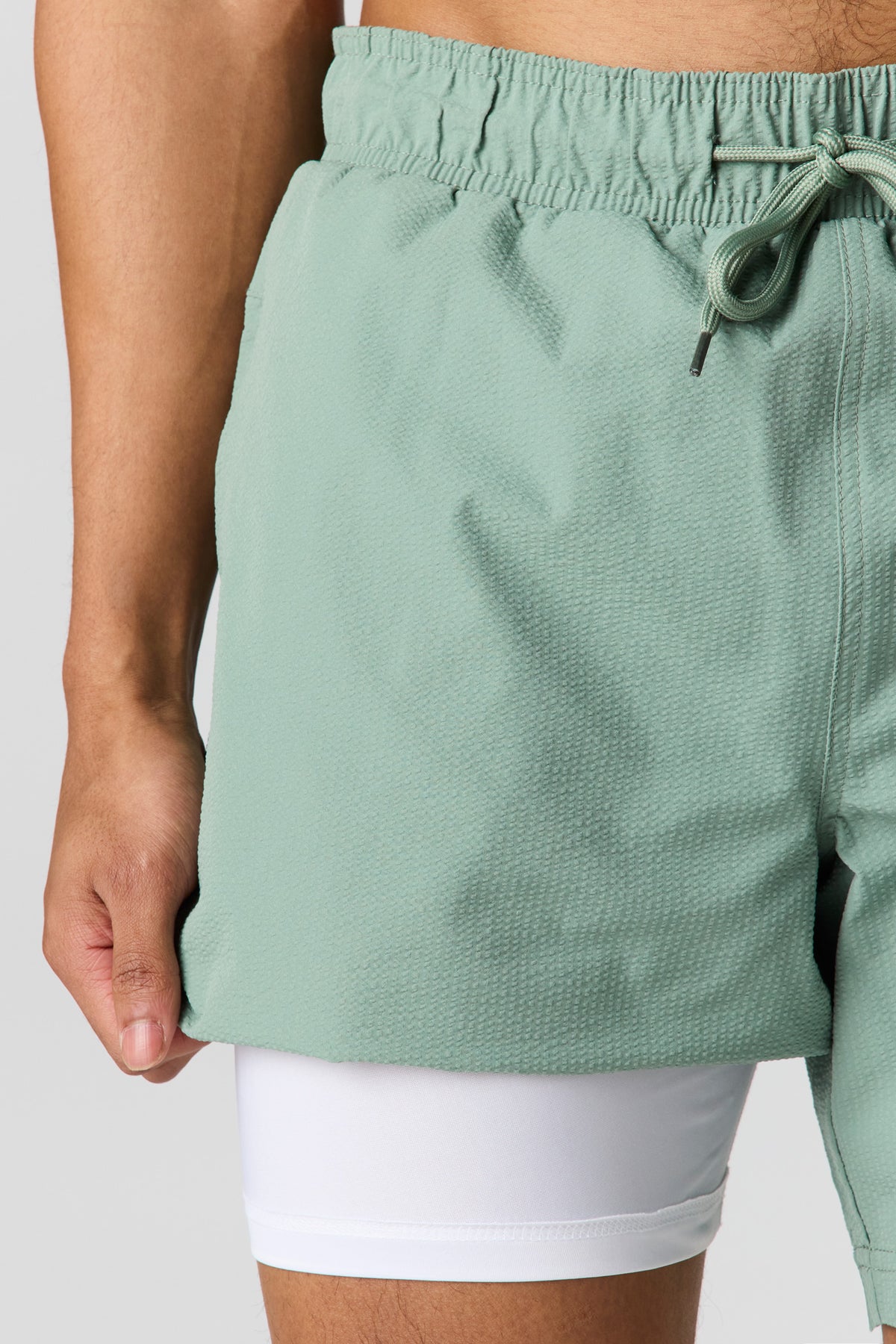 Vue alternative 4. Short de baignade uni à taille coulissante