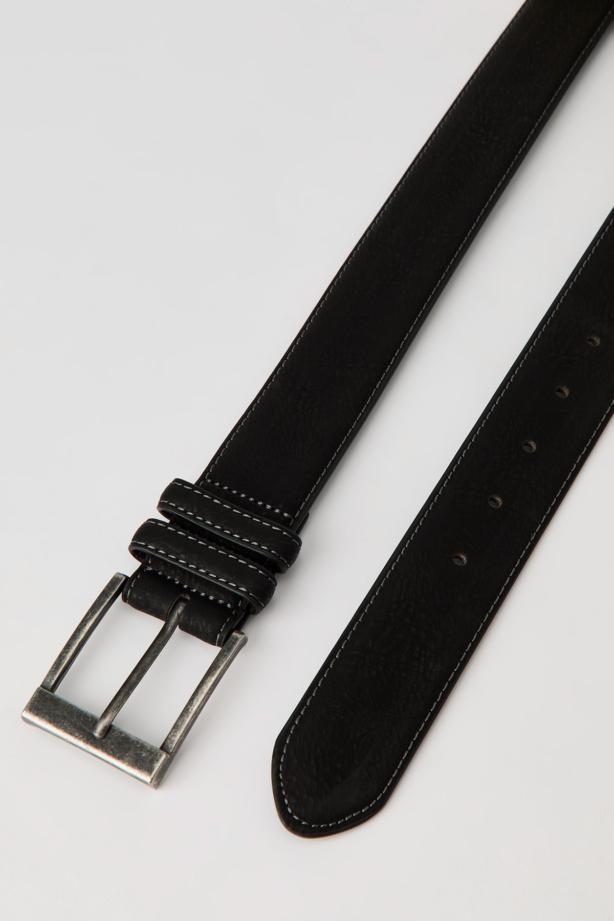 Vue alternative 2. Ceinture en similicuir à surpiqûre contrastante