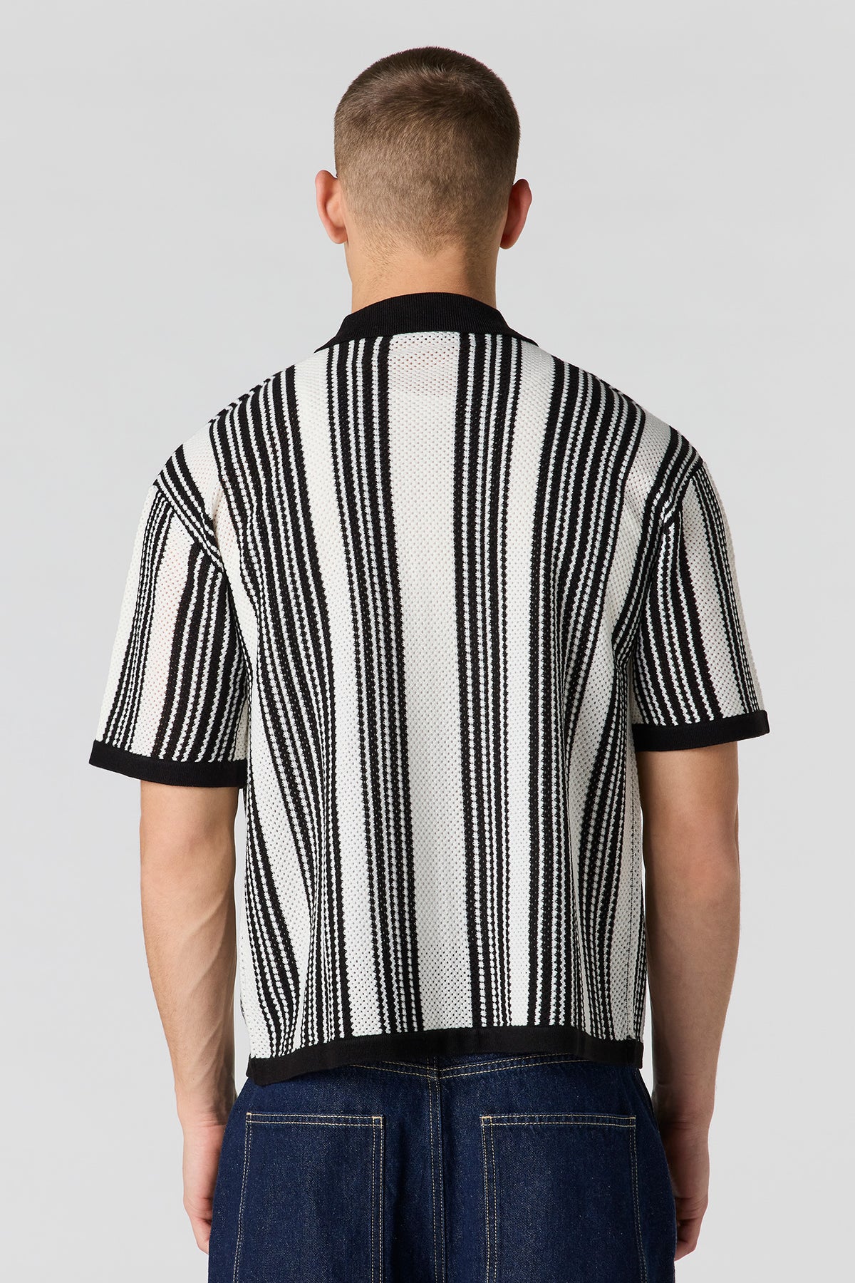 Vue alternative 2. Haut boutonné en tricot texturé