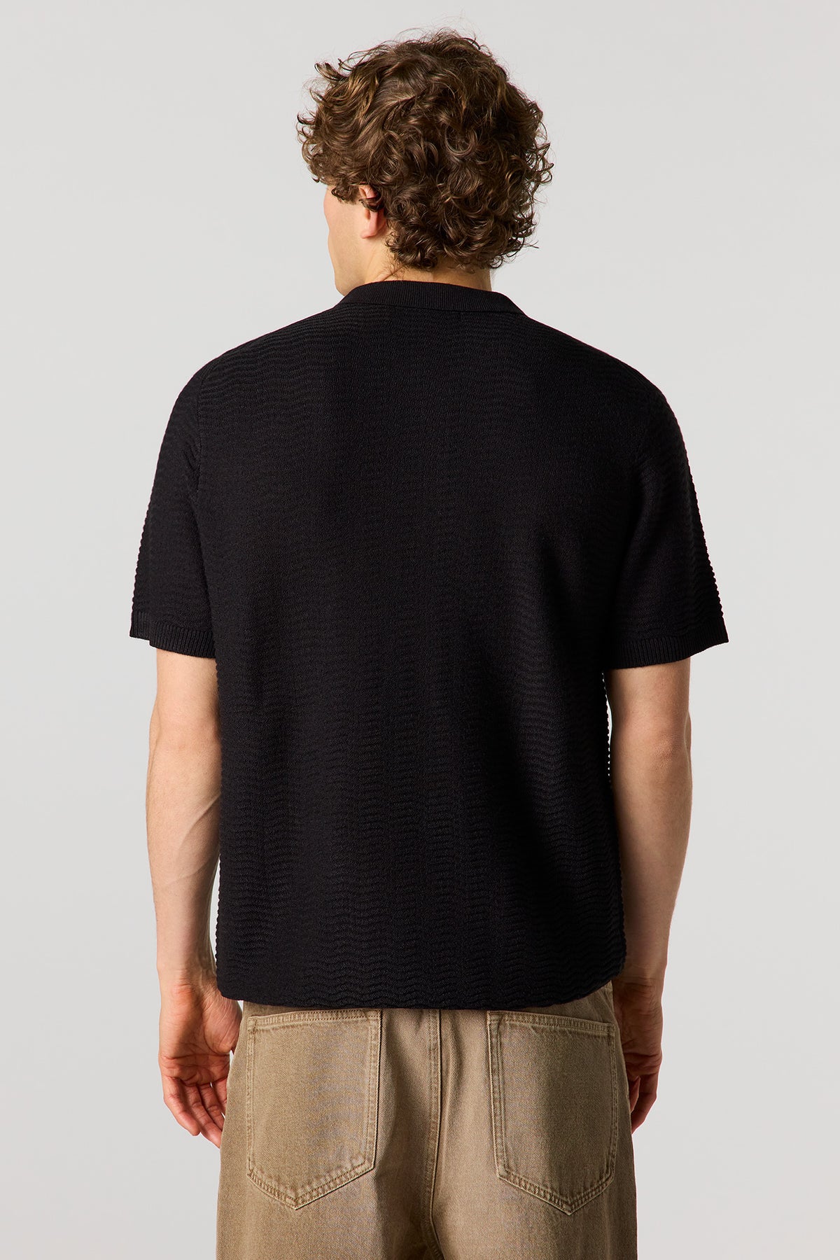 Vue alternative 2. Haut en tricot à col plat avec quart de fermeture à glissière