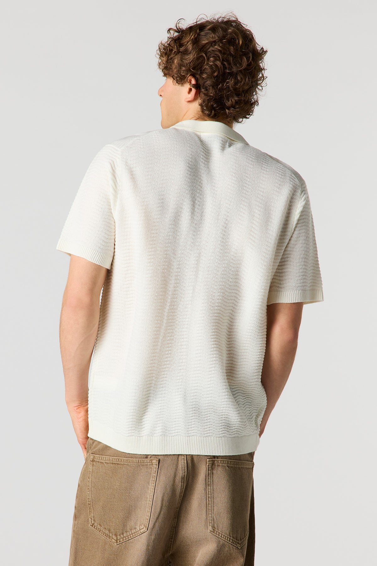 Vue alternative 2. Haut en tricot à col plat avec quart de fermeture à glissière