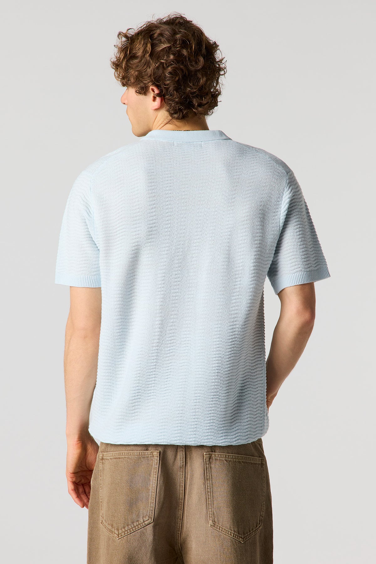 Vue alternative 2. Haut en tricot à col plat avec quart de fermeture à glissière