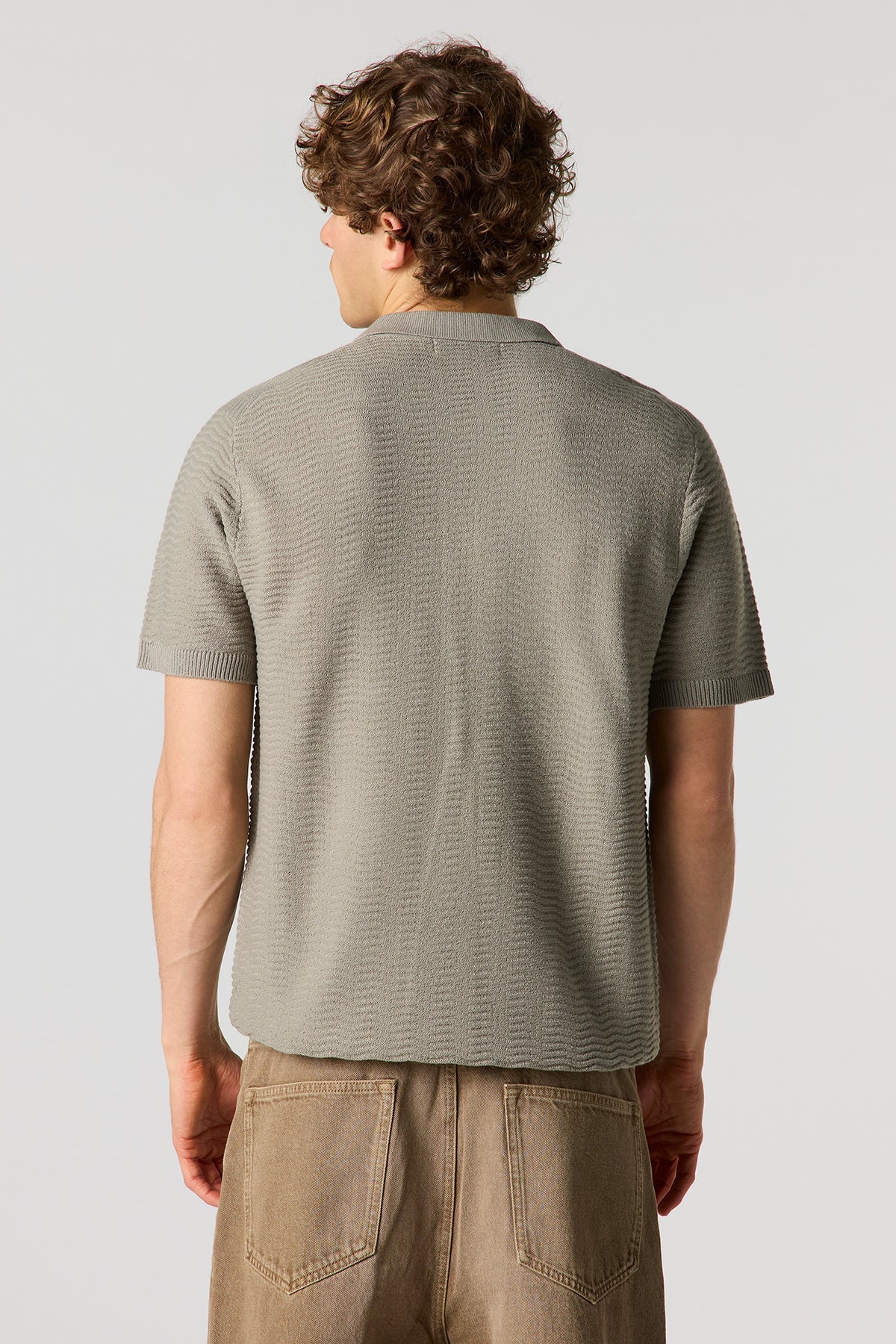 Vue alternative 2. Haut en tricot à col plat avec quart de fermeture à glissière