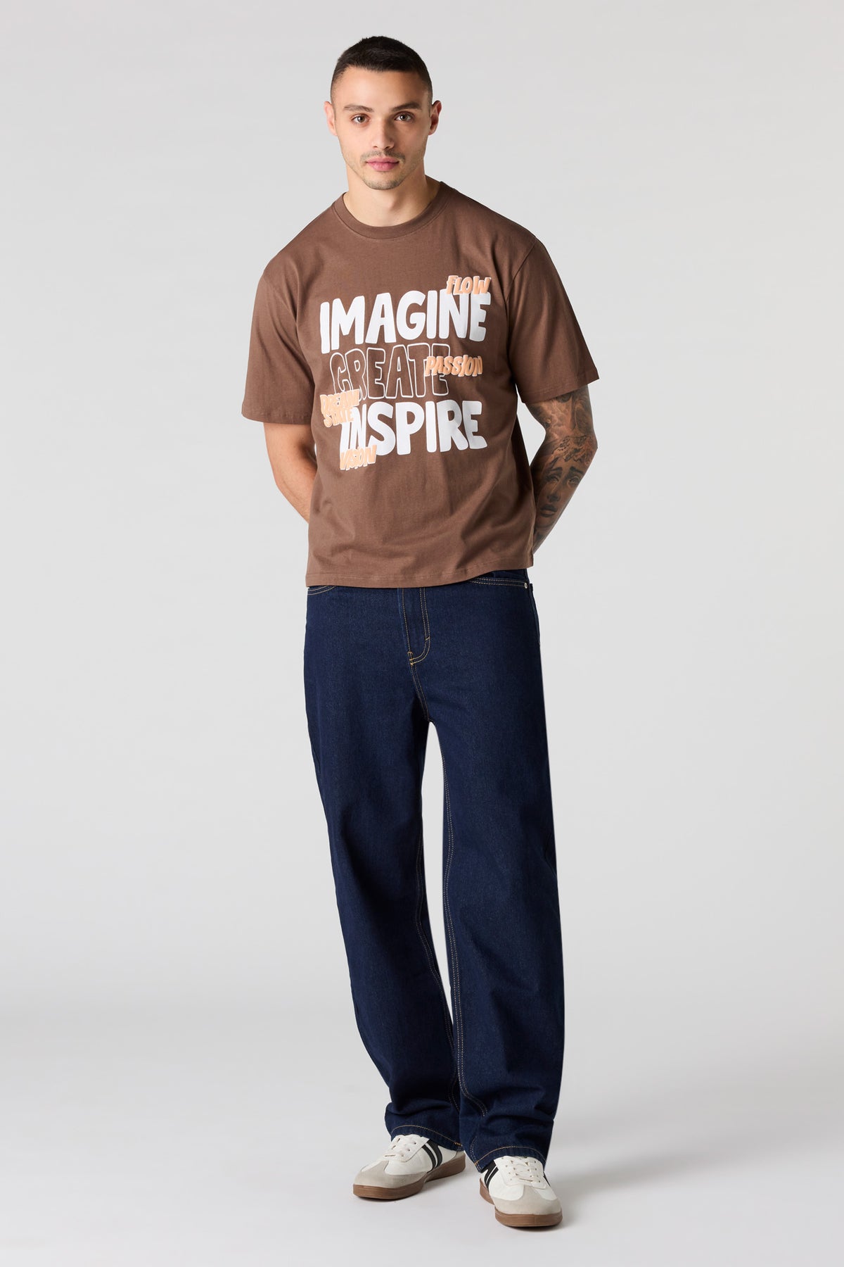 Vue alternative 3. T-shirt carré à imprimé en relief
