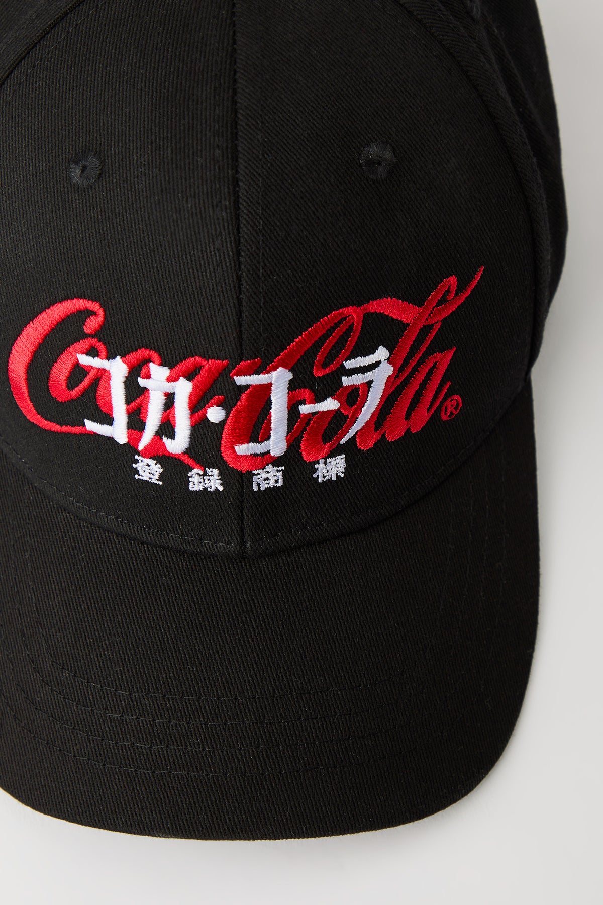 Vue alternative 2. Casquette de baseball avec motif brodé Coca-Cola